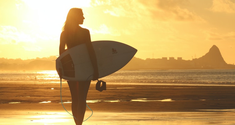 yönetim kurulu ile yürüyen kadın sörfçü
